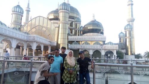 Architecture-students-building-visit-at-Masjid-Crystal-Terengganu 